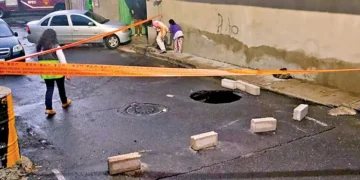 Lluvias generan socavón y encharcamientos en la CDMX