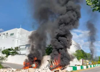 Normalistas destruyen el Palacio de Justicia de Iguala