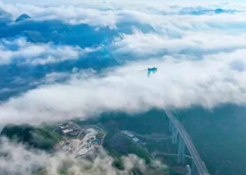 China inaugura el puente más alto del planeta