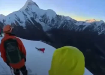 Alpinista intenta tomarse una selfie y cae 200 metros
