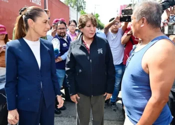 Sheinbaum recorre zona afectada por inundaciones en Neza