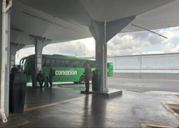 Normalistas de Ayotzinapa bloquean Central del Norte y se llevan autobús