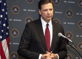 Acusan a James Comey, exdirector del FBI y opositor de Trump, por delitos graves en EU