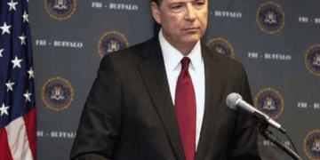 Acusan a James Comey, exdirector del FBI y opositor de Trump, por delitos graves en EU