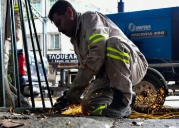 Remueven estructuras metálicas de árboles