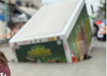 Camión repartidor de refrescos es tragado por socavón en Iztapalapa