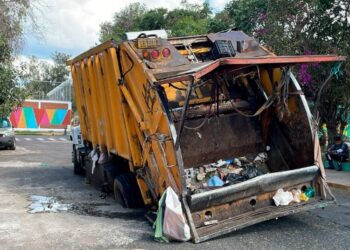 Camión de basura se hunde en nuevo socavón en la CDMX