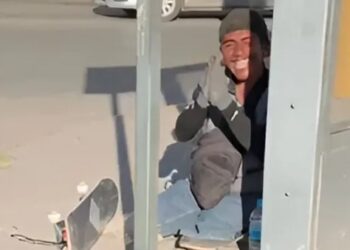 Hombre obsequia patineta a trabajador con discapacidad