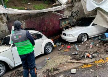 Colapsa muro en Gustavo A. Madero y aplasta vehículos