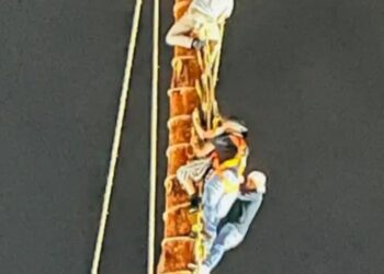 Mujer amenaza con lanzarse desde mástil en Cuetzalan; así la rescataron