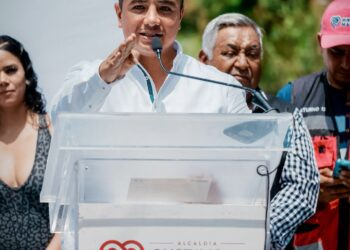 Otros hacen el trabajo mientras Janecarlo Lozano, se distrae