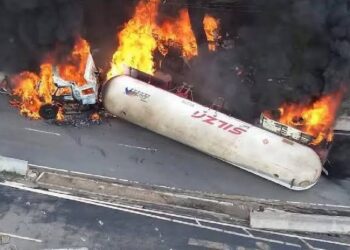 Pipa de gas que explotó iba a exceso de velocidad