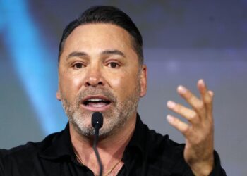 Óscar de la Hoya lanza críticas a “Canelo” Álvarez
