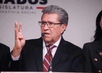 Monreal propone reforzar regulación al transporte de combustibles