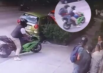 Motociclistas armados asaltan a transeúntes en la Del Valle