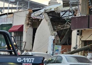 Colapso en restaurante de Guadalajara deja tres heridos y autos dañados