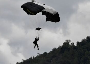 Paracaidista hondureño sufre grave caída en desfile de Independencia