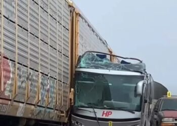 Familias exigen apoyo tras accidente de tren y autobús en Atlacomulco