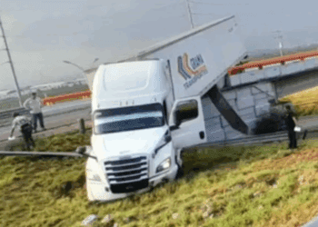 Tráiler queda colgando de un puente en Nuevo León tras perder el control
