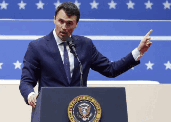 El comentarista conservador Charlie Kirk muere tras ataque armado en universidad de Utah