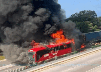 Autobús de ADO se incendia tras choque en Veracruz