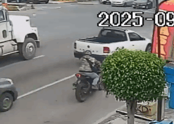 Tragedia por coladera abierta en Querétaro, motociclista pierde la vida