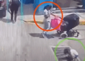 Niño es atropellado mientras su madre usa el celular