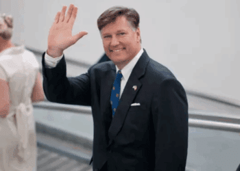 Landau reaparece como “el quitavisas” tras asesinato de Charlie Kirk