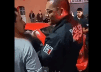 Vecinos de Epazoyucan golpean y entregan a dos hombres acusados de robo