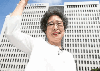 Después de 61 años absuelven a mujer que mordió y arrancó la lengua a su agresor