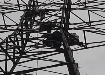 Rescatan en Ecatepec a hombre que subió a torre de alta tensión