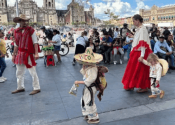 Del desfile militar a la verbena popular: familias disfrutan del Zócalo
