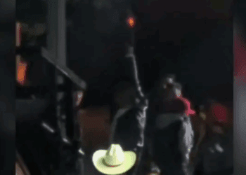 Alcalde de Aquila, en Veracruz, dispara al aire en festejo patriótico