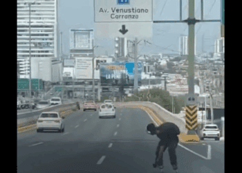 Patinador sin protección en avenida de Monterrey reaviva debate sobre movilidad y seguridad vial