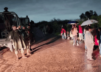 Rescatan a 40 personas atrapadas por crecida en presa de Durango