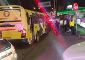 Pasajeros enfrentan a ladrón con cuchillo y frustran asalto en Tlalnepantla