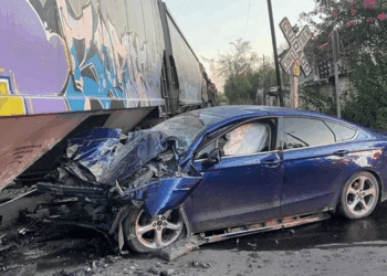 Tren arrolla automóvil en Nuevo Laredo y conductor muere