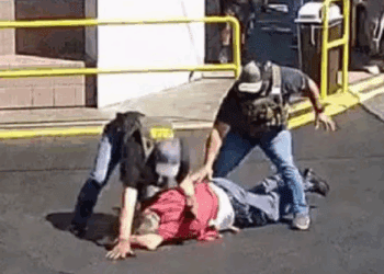 Anciano de 79 años pide 50 mdd tras arresto violento de ICE en Los Ángeles