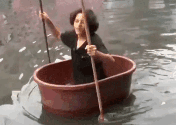 Joven de Neza reparte víveres en tina durante inundación