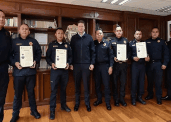 Policías de Iztapalapa reciben ascenso por salvar a menor