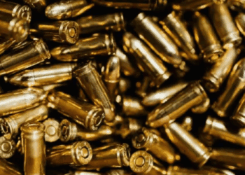 EU considera limitar armas a personas trans