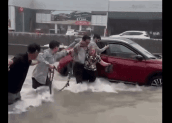 Rescatan a mujer atrapada en camioneta durante inundación