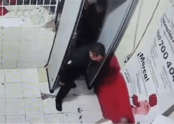 Custodio de Huejotzingo golpea a interno y genera indignación en redes