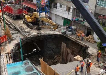 Mega socavón en Iztapalapa sigue en reparación; 60% pendiente