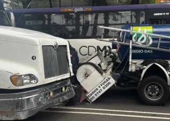 Tortón choca contra pipa de Gas LP