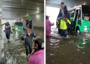 Policías rescatan a pasajeros de camión atrapado por inundación en CDMX