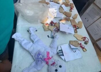 Padres bloquean primaria en Xalapa y exigen destitución de director por supuestos rituales