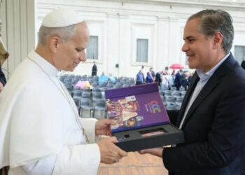 Productor mexicano entrega película sobre Carlo Acutis al Papa