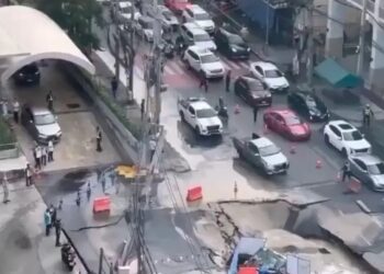 Socavón frente a hospital en Bangkok obliga a evacuar pacientes