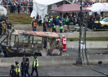 Suman cinco víctimas por explosión de pipa en Iztapalapa